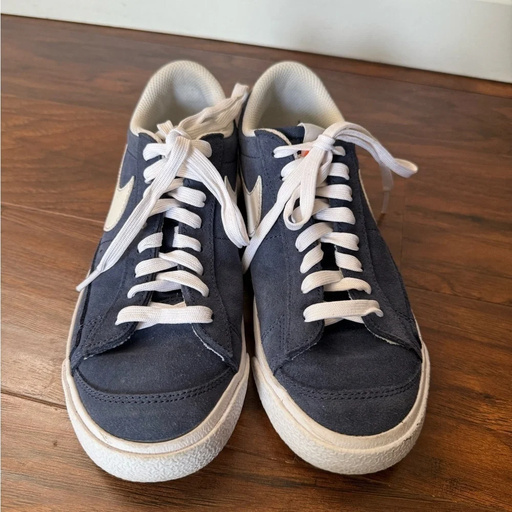 Nike Blazer ‘77 low Navy and White Suede Sneakers-Size 4.5